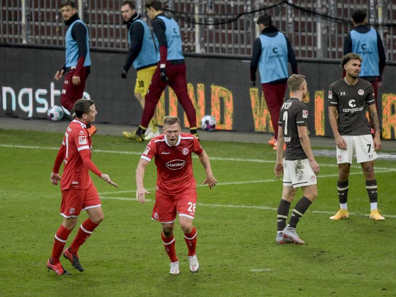 Düsseldorfs Rouwen Hennings (2.v.l) feiert seinen Treffer zum 2:0 beim Fortuna-Sieg auf St. Pauli. Foto: Axel Heimken/dpa