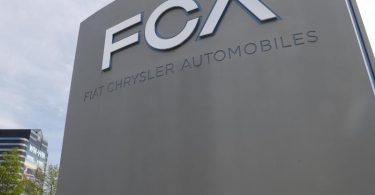 Das Logo des Hauptquartiers des Automobilherstellers Fiat Chrysler am Hauptsitz in Auburn Hills. Foto: Paul Sancya/AP/dpa