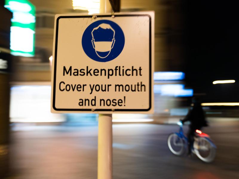 In der Innenstadt von Bamberg wird auf die Maskenpflicht hingewiesen. Foto: Nicolas Armer/dpa