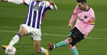 Barcelonas Superstar Lionel Messi (r) trifft zum 3:0 gegen Real Valladolid. Foto: Cesar Manso/POOL AFP/AP/dpa
