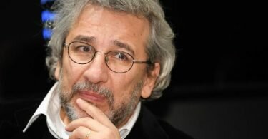 Der türkische Journalist Can Dündar, Ex-Chefredakteur der regierungskritischen Zeitung 'Cumhuriyet', während einer Veranstaltung auf der Buchmesse. Foto: Arne Dedert/dpa