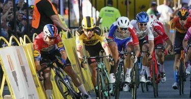 Fabio Jakobsen (l) wird von Dylan Groenewegen (2.v.l) im Zielsprint in Kattowitz folgenschwer zu Fall gebracht. Foto: Tomasz Markowski/AP/dpa