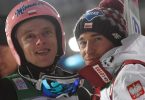 Dürfen nun wohl doch beim Vierschanzentournee-Auftakt mitspringen: Dawid Kubacki (l) und Kamil Stoch. Foto: Angelika Warmuth/dpa