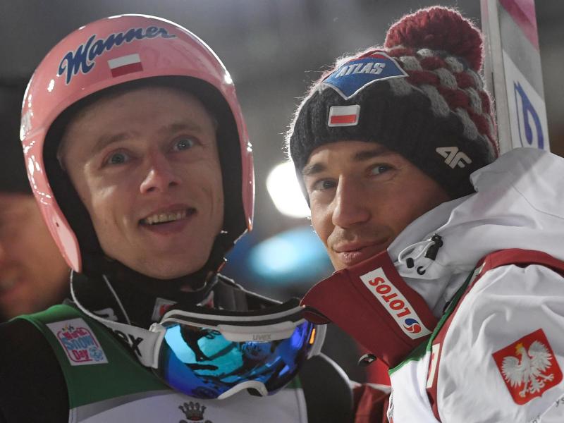 Dürfen nun wohl doch beim Vierschanzentournee-Auftakt mitspringen: Dawid Kubacki (l) und Kamil Stoch. Foto: Angelika Warmuth/dpa