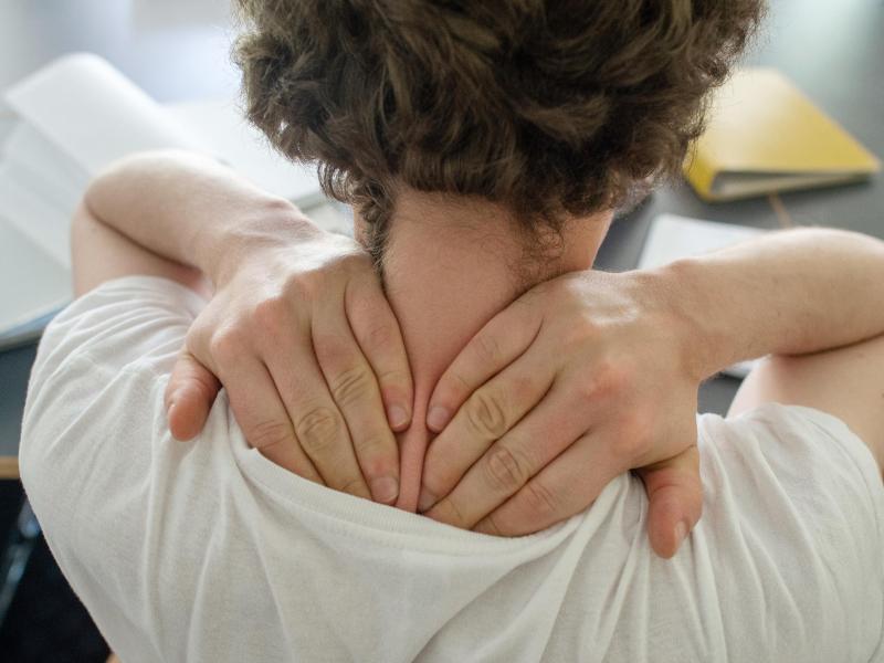 Der Bereich von Schultern und Nacken ist die Problemzone vieler Menschen, die einem Bürojob nachgehen. Foto: Klaus-Dietmar Gabbert/dpa-tmn