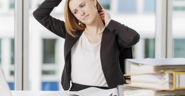 Stundenlanges Arbeiten am Schreibtisch kann zu Verspannungen im Nacken führen - und damit auch zu den unangenehmen Knackgeräuschen beim Drehen des Kopfes. Foto: Monique Wüstenhagen/dpa-tmn