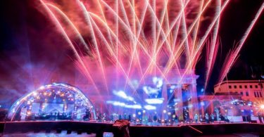 Ein Feuerwerk wird bei der ZDF-Silvestershow 'Willkommen 2021' am Brandenburger Tor gezündet. Foto: Christoph Soeder/dpa