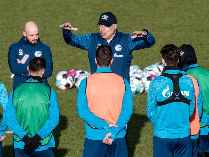 Der FC Schalke 04 erhofft sich vom neuen Trainer Christian Gross (M.) den Aufschwung. Foto: Fabian Strauch/dpa