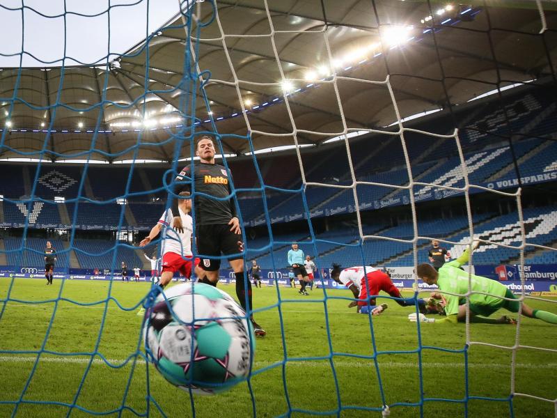 Der Ball in Deutschlands-Topfußball-Ligen rollt weiter vor leeren Rängen. Foto: Christian Charisius/dpa