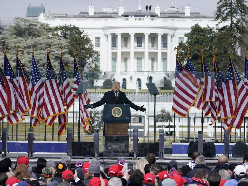 Nach der Rede von Donald Trump kam es zu Rangeleien zwischen Anhängern des abgewählten Präsidenten und Sicherheitsleuten. Foto: Jacquelyn Martin/AP/dpa