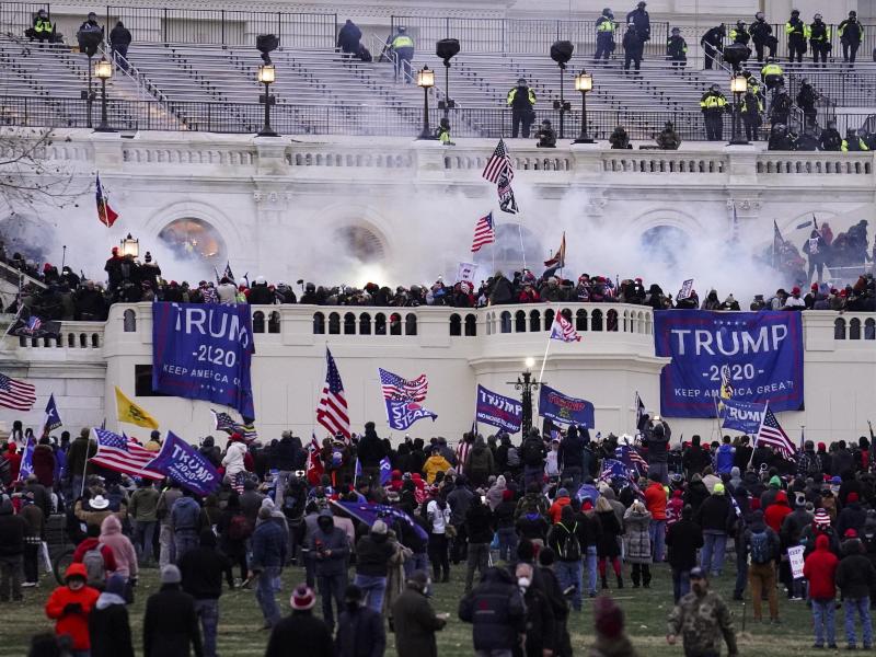 Unterstützer von US-Präsident Trump stürmen das Kapitol in Washington. Foto: John Minchillo/AP/dpa