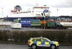 Polizisten patrouillieren im Hafen von Larne. In Nordirland kommt es zu Engpässen bei Lebensmitteln. Foto: Peter Morrison/AP/dpa