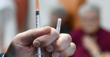 Eine Krankenschwester bereitet im französischen Saint-Renan eine Impfung vor. In Frankreich wurden bislang nur wenige Menschen geimpft. Foto: Fred Tanneau/AFP/dpa