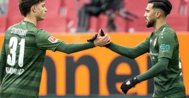 Stuttgarts Mateo Klimowicz (l) und Torschütze Nicolas Gonzalez jubeln über den Treffer zur 1:0-Führung in Augsburg. Foto: Matthias Balk/dpa