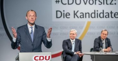Friedrich Merz (l) versichert im Fall seiner Wahl zum CDU-Chef, einen Bruch mit der Ära Merkel verhindern zu wollen. Foto: Michael Kappeler/dpa