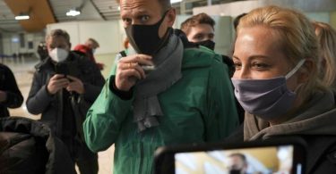 An der Passkontrolle ist Kremlkritiker Alexej Nawalny (M) - hier mit seiner Frau Julia - abgeführt worden. Foto: Mstyslav Chernov/AP/dpa