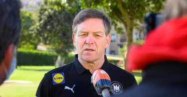 Ist von der Corona-Problematik genervt: Bundestrainer Alfred Gislason gibt den Medien Interviews. Foto: Sascha Klahn/dpa