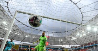 Leverkusens Torwart Lukas Hradecky kann das Wolfsburger Führungstor nicht verhindern. Foto: Ina Fassbender/AFP/Pool/dpa