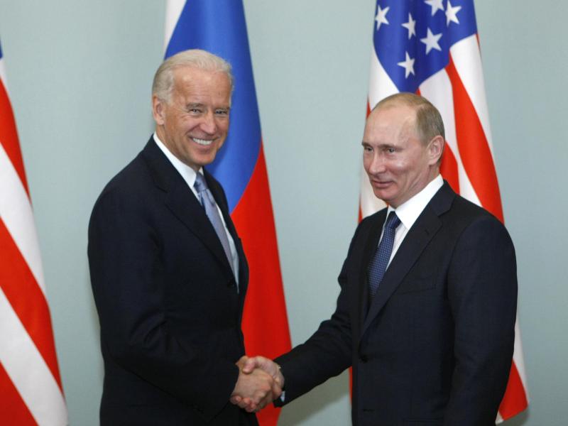 Joe Biden (l) und Wladimir Putin bei einem Treffen im März 2011. Damals war Biden Barack Obamas Vizepräsident. Foto: Alexander Zemlianichenko/AP/dpa
