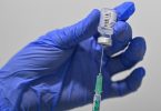 Eine Corona-Schutzimpfung mit dem Wirkstoff von Biontech/Pfizer wird im Impfzentrum Frankfurt (Oder) vorbereitet. Foto: Patrick Pleul/dpa-Zentralbild/dpa
