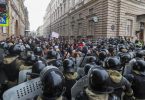 Mitglieder der Nationalgarde blockieren bei einem Protest in Sankt Petersburg die Straße. Foto: Sergei Mikhailichenko/SOPA Images via ZUMA Wire/dpa