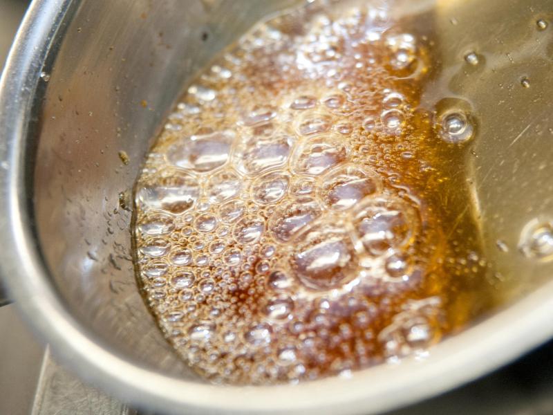 Zucker zu karamellisieren, ist eine knifflige Aufgabe. Etwas Säure kann dabei helfen. Foto: Mascha Brichta/dpa-tmn