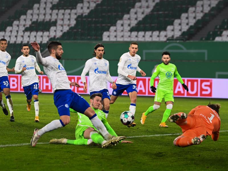 Wolfsburgs Wout Weghorst (M) erzielt gegen Schalkes Torwart Ralf Fährmann (r) das 1:0. Foto: Swen Pförtner/dpa