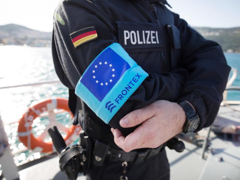 Ein Beamter der deutschen Bundespolizei im Frontex-Einsatz auf der griechischen Insel Samos. Foto: Christian Charisius/dpa
