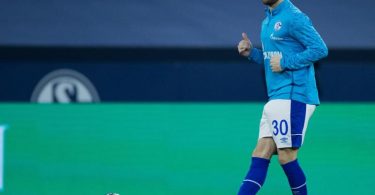 Steht gegen RB Leipzig in der Startelf: Schalke-Neuzugang Shkodran Mustafi. Foto: Rolf Vennenbernd/dpa-Pool/dpa