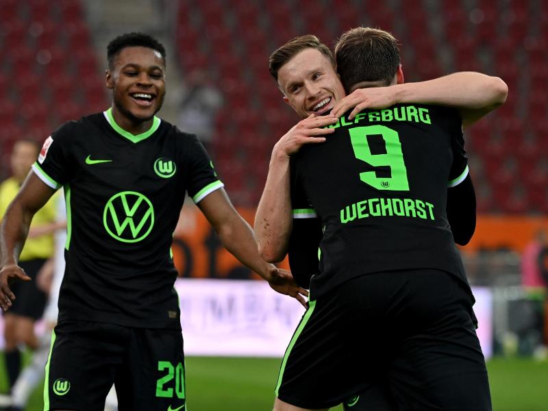 Top-Stürmer Wout Weghorst (r) erzielte die Wolfsburger Führung in Augsburg. Foto: Peter Kneffel/dpa