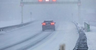 Bei Schneetreiben fährt ein Auto auf der A71 bei Zella-Mehlis in Thüringen. Foto: Bernd März/dpa