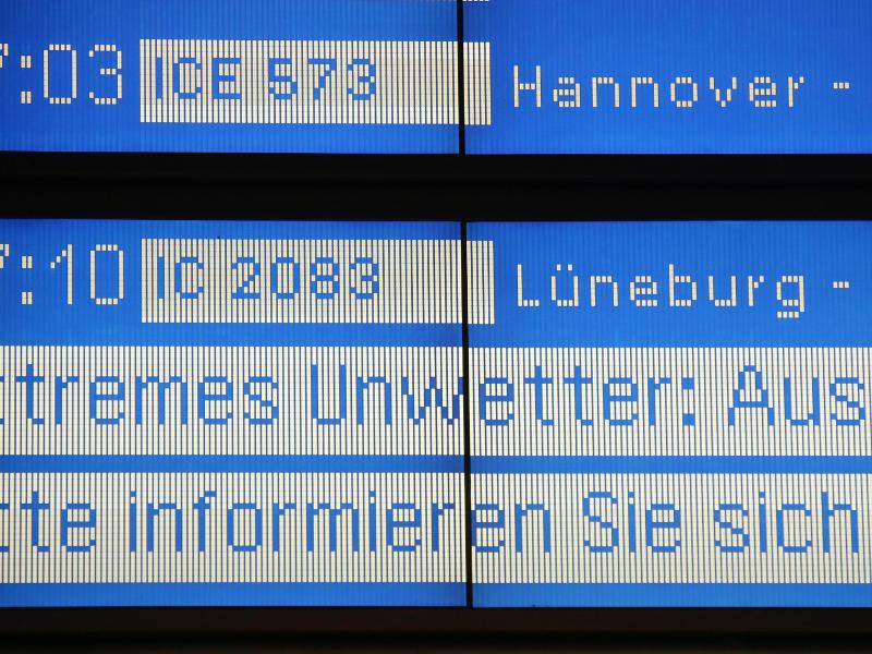 Auf einer Anzeigetafel im Bahnhof Altona wird auf mögliches extremes Unwetter hingewiesen. Mehrere Fernverkehrsverbindungen ab Hamburg wurden wegen des heftigen Wintereinbruchs gestrichen. Foto: Bodo Marks/dpa