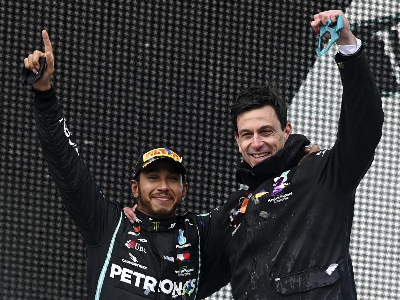 Arbeiten weiter in der Formel 1 zusammen: Lewis Hamilton (l) und Toto Wolff, Motorsportchef vom Team Mercedes. Foto: Ozan Kose/POOL AFP/AP/dpa