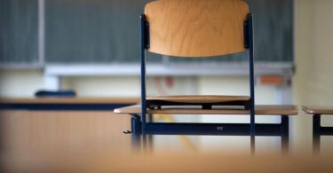 Ein Stuhl in einem Klassenzimmer auf einem Tisch. Wann sollen die Schulen öffnen?. Foto: Marijan Murat/dpa