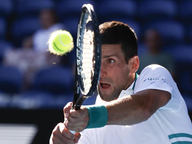 Musste für sein Weiterkommen hart arbeiten: Novak Djokovic in Aktion. Foto: Rick Rycroft/AP/dpa