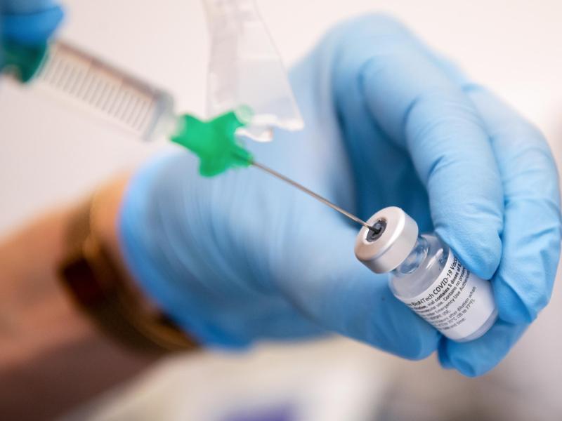 Die Verstöße gegen die Impfreihenfolge betrifft dpa-Recherchen zufolge mindestens neun Bundesländer. Foto: Sven Hoppe/dpa