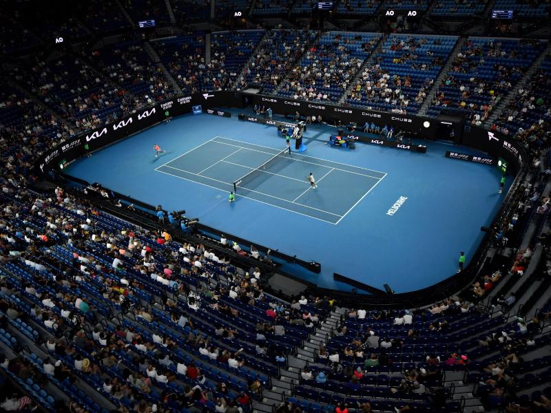 Zuschauer bei den Australian Open - in den nächsten fünf Tagen müssen Fans vor dem Fernseher mitfiebern. Foto: Dean Lewins/AAP/dpa