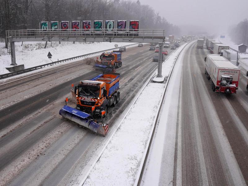 Fahrzeuge des Winterdienstes räumen auf der Autobahn 8 den Neuschnee weg. Foto: Andreas Rosar/dpa