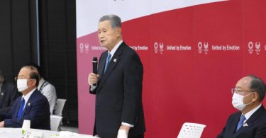 Yoshiro Mori (M), Präsident des Tokioter Organisationskomitees der Olympischen Spiele 2020, teilt seinen Rücktritt mit. Foto: -/kyodo/dpa