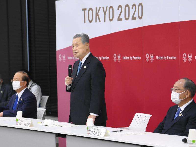 Yoshiro Mori (M), Präsident des Tokioter Organisationskomitees der Olympischen Spiele 2020, teilt seinen Rücktritt mit. Foto: -/kyodo/dpa
