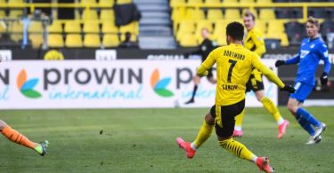 Jadon Sancho (r) brachte Dortmund beim Remis gegen Hoffenheim in Führung. Foto: Marius Becker/dpa