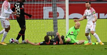 Kevin Stöger (r) rettet Mainz dank eines Last-Minute-Treffers einen Punkt in Leverkusen. Foto: Federico Gambarini/dpa