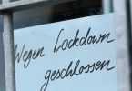 Ein Zettel weist auf ein geschlossenes Geschäft hin. Foto: Arne Dedert/dpa/Symbolbild/Archiv
