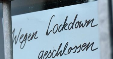 Ein Zettel weist auf ein geschlossenes Geschäft hin. Foto: Arne Dedert/dpa/Symbolbild/Archiv