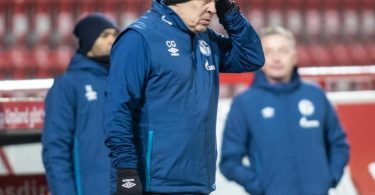 Trainer Christian Gross vom FC Schalke 04 fasst sich an den Kopf. Foto: Andreas Gora/dpa