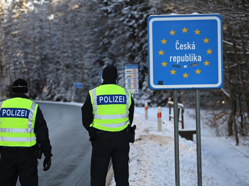 Die verschärften deutschen Einreiseregeln an den Grenzen zu Tschechien und Tirol könnten sich auf die Autoindustrie auswirken. Foto: Matthias Balk/dpa