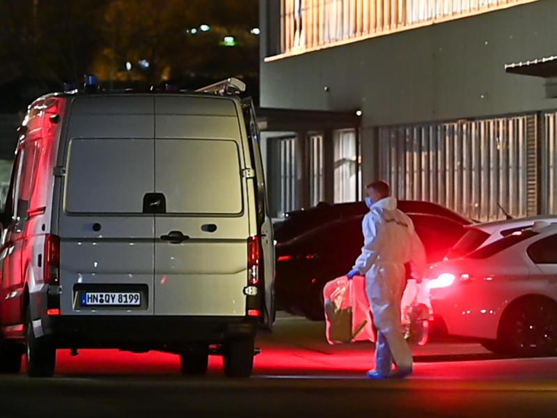 Ein Kriminaltechniker sichert nach der Explosion mögliches Beweismaterial. Foto: Sebastian Gollnow/dpa