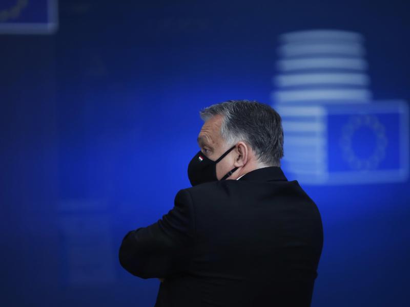 Ungarns Ministerpräsident Viktor Orban verlässt den Gipfel der EU-Staats- und Regierungschefs im vergangenen Dezember. Foto: Francisco Seco/Pool AP/dpa
