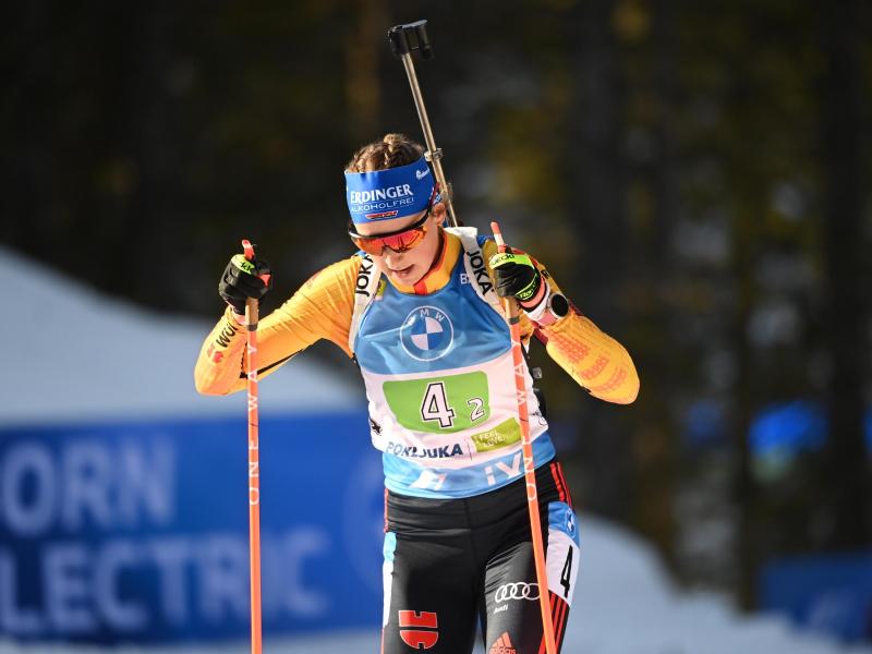 Franziska Preuß war im Single-Mixed-Rennen in Pokljuka mit Erik Lesser chancenlos im Kampf um eine Medaille. Foto: Sven Hoppe/dpa