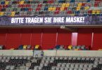 Appell ans Maskentragen bei einem Spiel der 2. Fußball-Bundesliga in Düsseldorf. Foto: Bernd Thissen/dpa